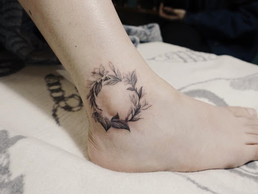 Este criativo tornozelo coroa de flores