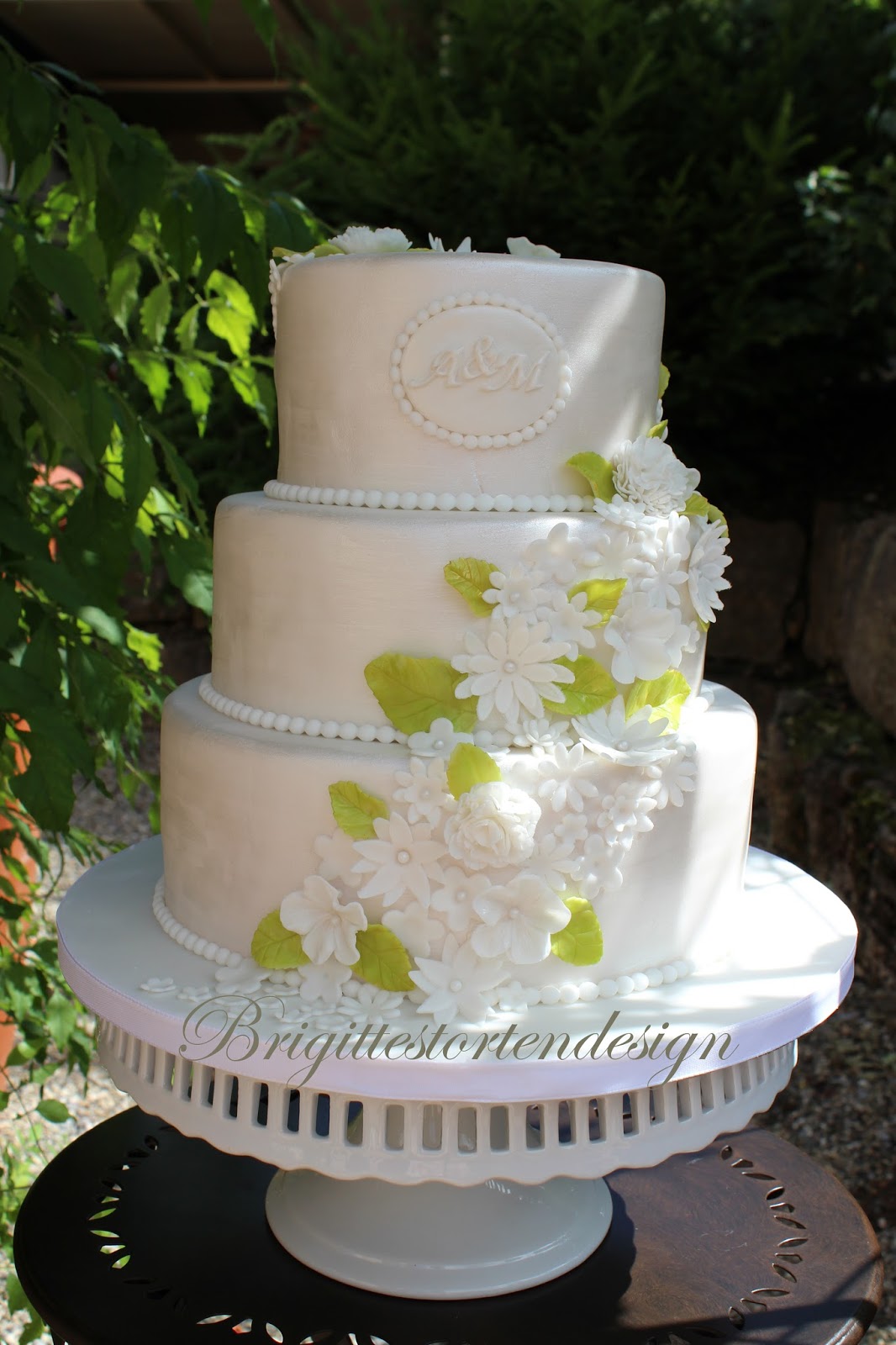 Brigittes Tortendesign: Hochzeitstorte in weiß mit kleinen Blümchen und ... Brigittes Tortendesign: Hochzeitstorte in weiß mit kleinen Blümchen und ...