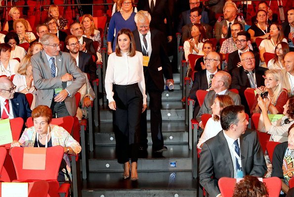 Queen Letizia wore Hugo Boss pink silk blouse and Hugo Boss trousers, and Magrit snake printed pumps, she carried Uterque bag