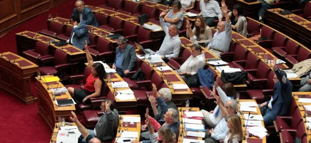 Δεκτό κατά πλειοψηφία το νομοσχέδιο με τα προαπαιτούμενα στις Επιτροπές της Βουλής - Το απόγευμα συνεδρίαση της Ολομέλειας