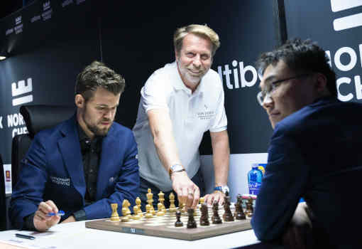 Le champion du monde des échecs Magnus Carlsen a battu le Chinois Yu Yangyi en partie classique lors de la ronde 8 - Photo © Lennart Ootes 