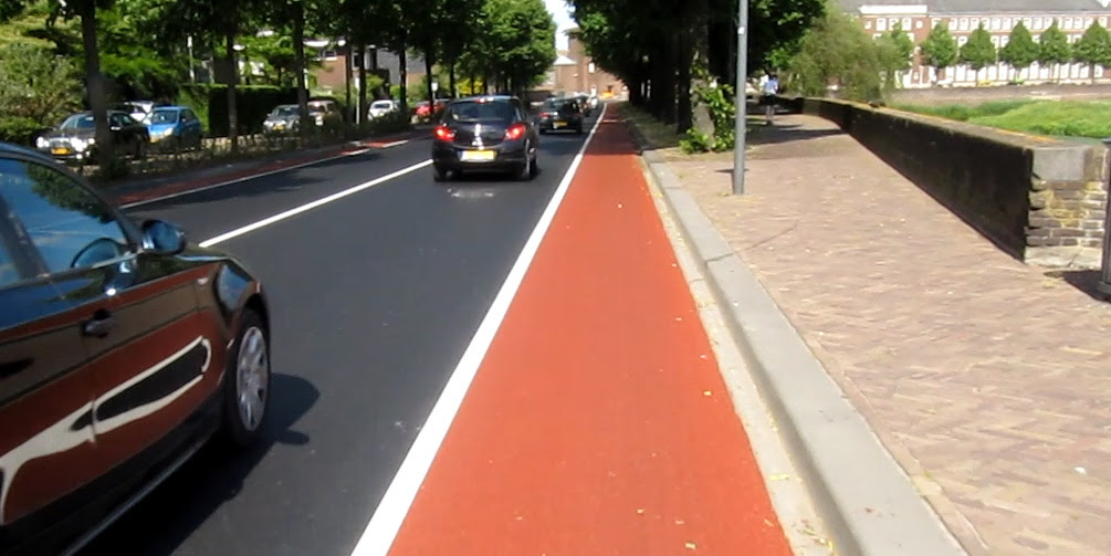 Улучшенное покрытие. Велодорожка цветной асфальт. Велодорожка вдоль тротуара. Велосипедная дорожка бордюр. Покрытие велосипедных дорожек.