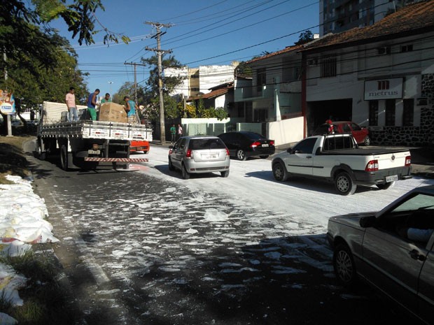 A carga de um caminhão tombou e deixou o trânsito lento na Av. Lucaia