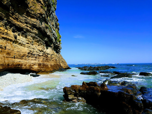 Nằm ở thôn Đông, xã An Hải (đảo Lý Sơn), dưới chân núi Thới Lới, Hang Câu được thiên nhiên ban tặng một vẻ đẹp hùng vĩ giữa một bên là núi cao, một bên là biển trời. Nằm ở thôn Đông, xã An Hải (đảo Lý Sơn), dưới chân núi Thới Lới, Hang Câu được thiên nhiên ban tặng một vẻ đẹp hùng vĩ giữa một bên là núi cao, một bên là biển trời.