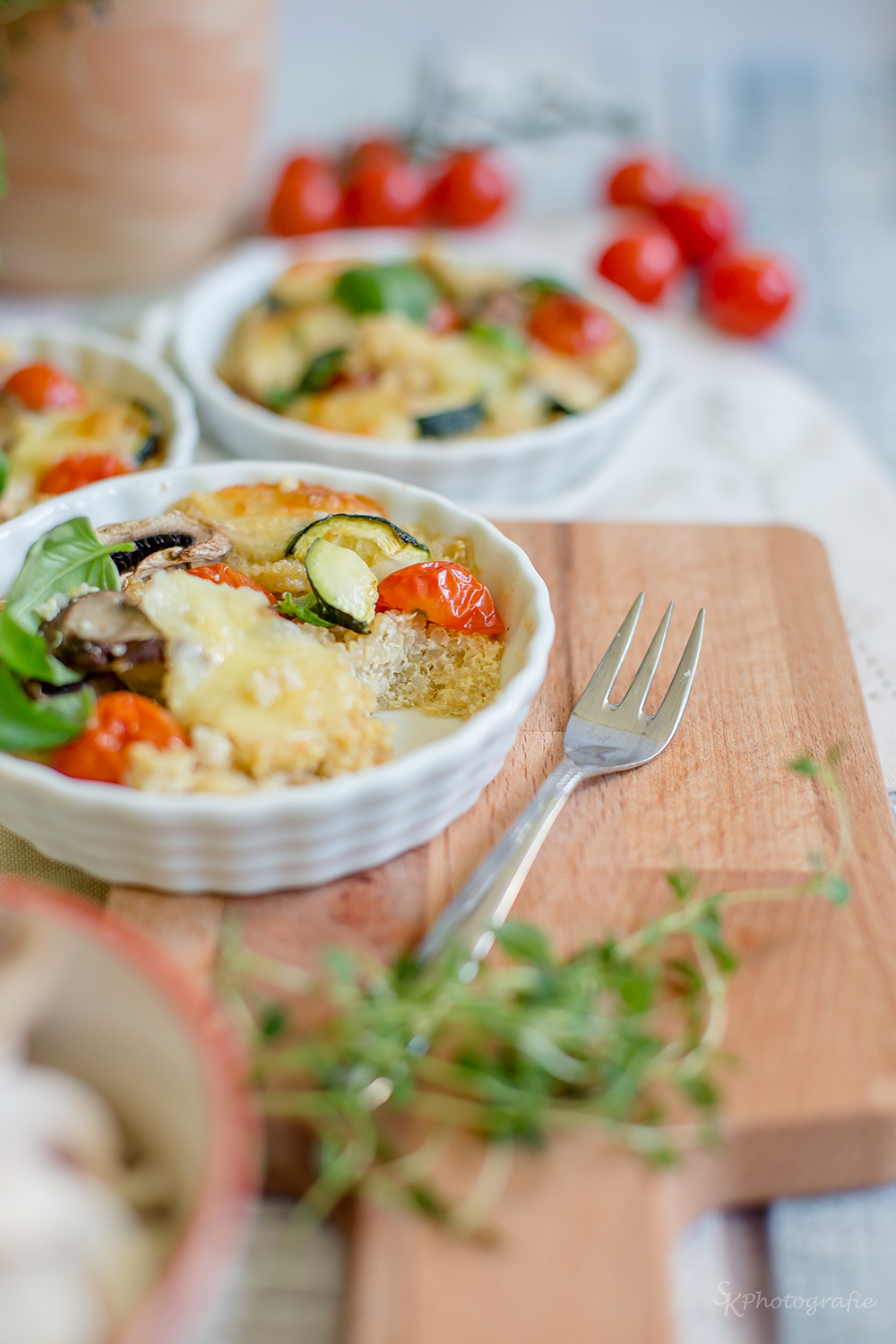 Vegetarischer Quinoa-Auflauf mit Zucchini, Champignons, Tomaten und ...