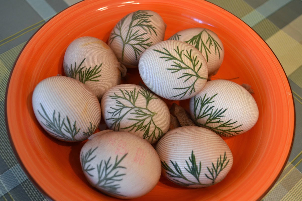 Окраска яиц на пасху. Окрашивание яиц. Окрашивание пасхальных яиц. Оригинальная окраска яиц. Крашение яиц на Пасху.
