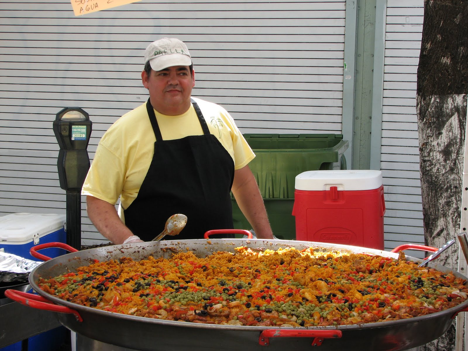 Bonao Internacional ¿ HORA DE ALMUERZO ? PAELLA , EN CALLE OCHO
