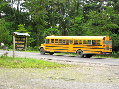 Autobus escolar amarillo en Costa Rica