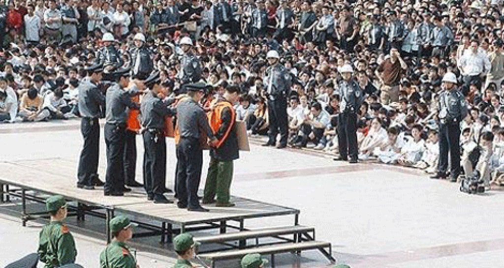 Смертная казнь в китае как проходит. Казнь в Китае на стадионе публичная. Казнь в Китае за коррупцию.