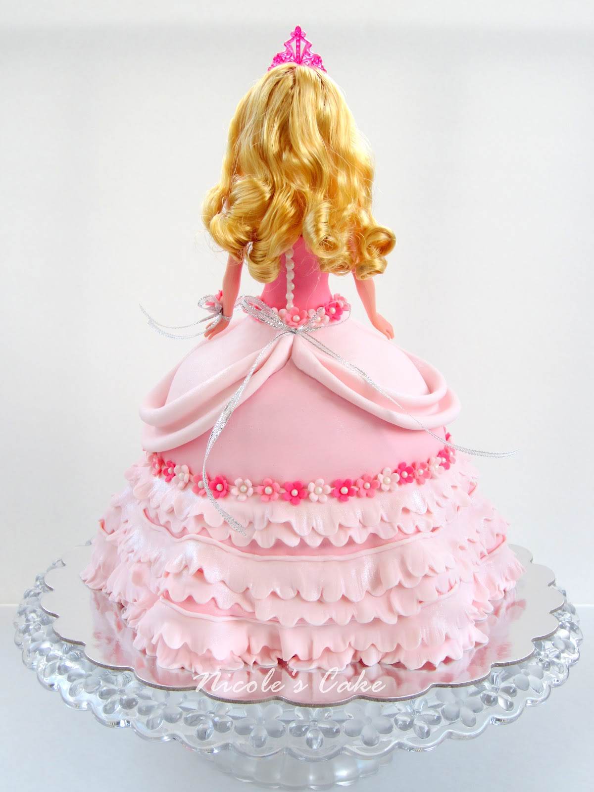 Торт для девочки с принцессой. Торт с принцессами. Торт с принцессами для девочки. Красивый торт для маленькой принцессы.