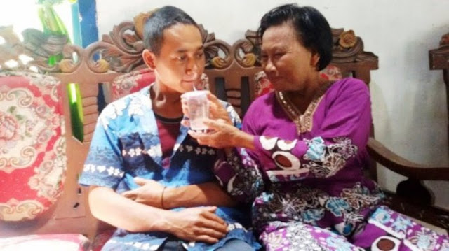 Ternyata Ini Alasan Mengapa Rokim Mau Menikahi Janda Berusia 67 Tahun, Sungguh Mengharukan