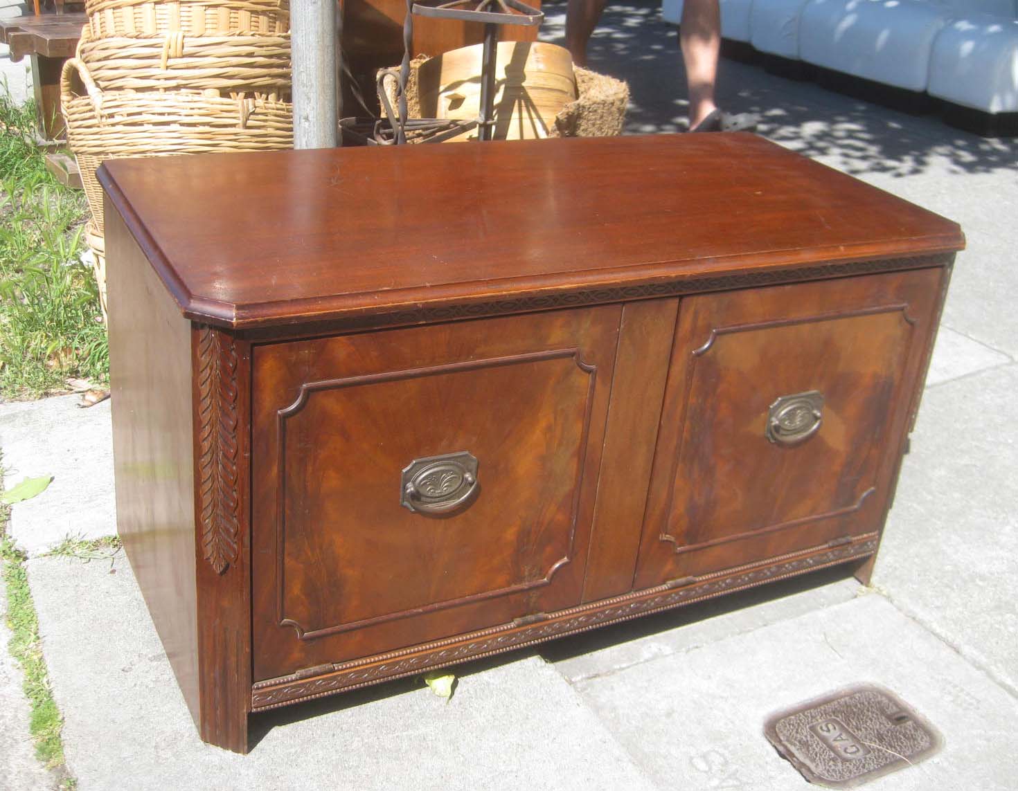 UHURU FURNITURE & COLLECTIBLES SOLD Short 35