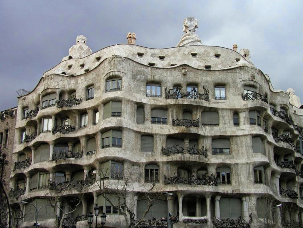 Conquistar caravana Artista HISTORIA DEL ARTE : temas, imágenes y comentario: GAUDÍ. Casa Milá o " La  Pedrera"