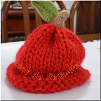 Touca vermelha feita em tricô manual com modelo de cerejinha