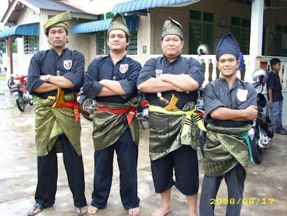 Pahlawan Gayong - Dari kiri Cikgu Fauzi, Cikgu Fadzril, Cikgu Fairos dan Saudara Latif.
