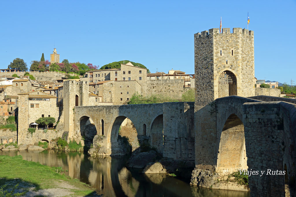 Puente viejo sobre el río Fluviá de Besalú, Girona