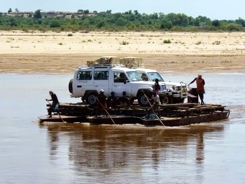 Voyage Madagascar - 4x4 de Malagasy Tours sur un bac