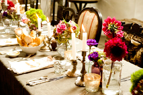 Mesa con flores bien decorada