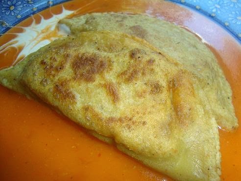 empanadas sobre salsa de tomate y chipotle