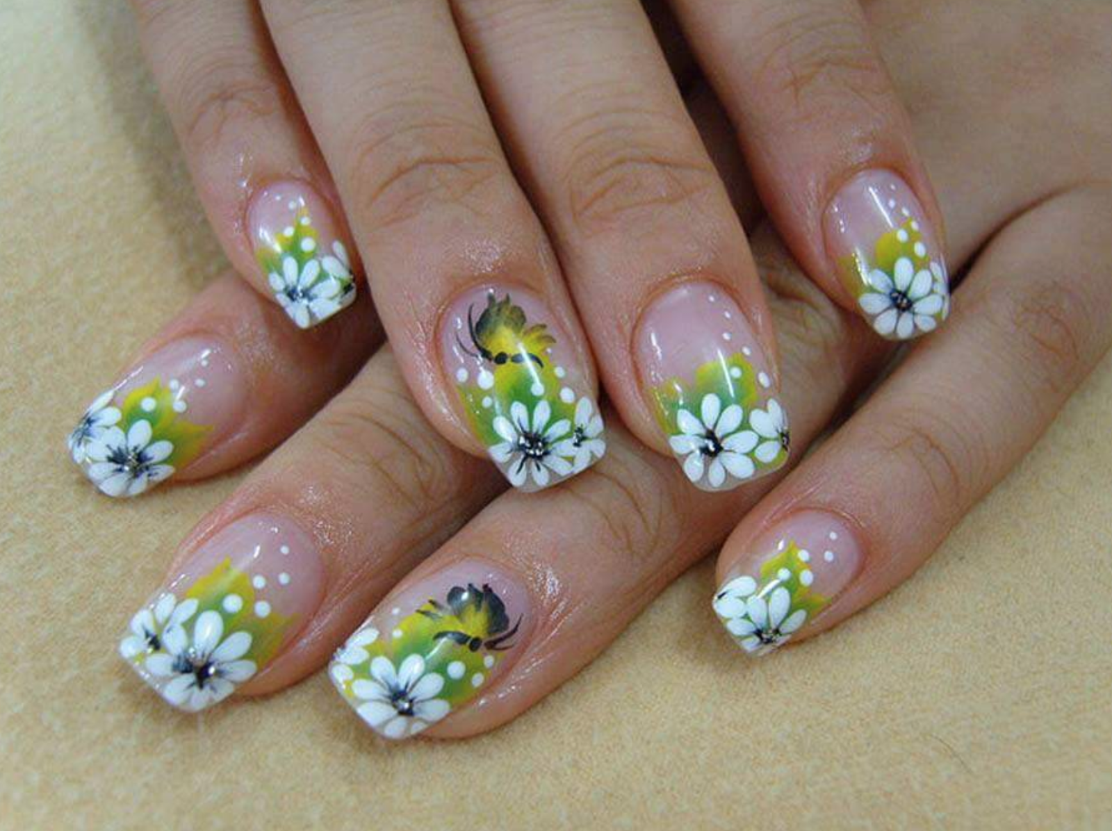 Простой весенний дизайн ногтей. Маникюр с цветами. Весенние ногти. Ногти с цветочками. Маникюр с ромашками на ногтях.