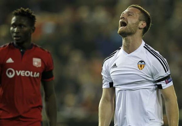 El Olympique de Lyon agrava la crisis del Valencia (0-2)