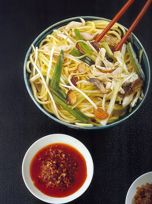 Лапша по пекински. Пекинская лапша. Китайская кухня суп лапша. Традиционный китайский суп с лапшой. Китайская лапша с бульоном.