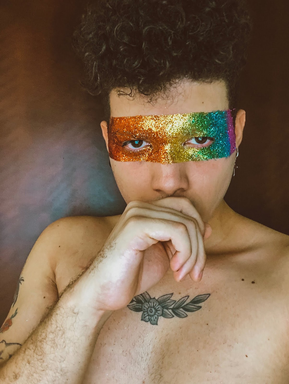 glitter masculino no rosto para carnaval, faixa arco iris lgbt