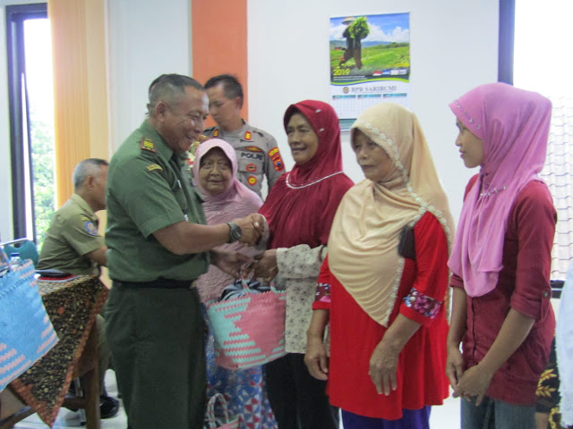 Silahturahmi Dengan Komponen Masyarakat : Danramil Karangmalang Bagikan Sembako Kepada Warga Miskin Silahturahmi Dengan Komponen Masyarakat : Danramil Karangmalang Bagikan Sembako Kepada Warga Miskin