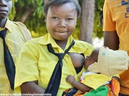 Photos 16 Year Old High School Student Pictured Breastfeeding Her Baby In Between Exams