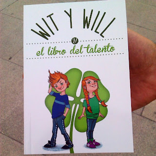 Foto de ejemplar de Wit y Will, y el Libro del Talento. Ilustración de portada hecha por ªRU-MOR para la Ong Enigma Positivo
