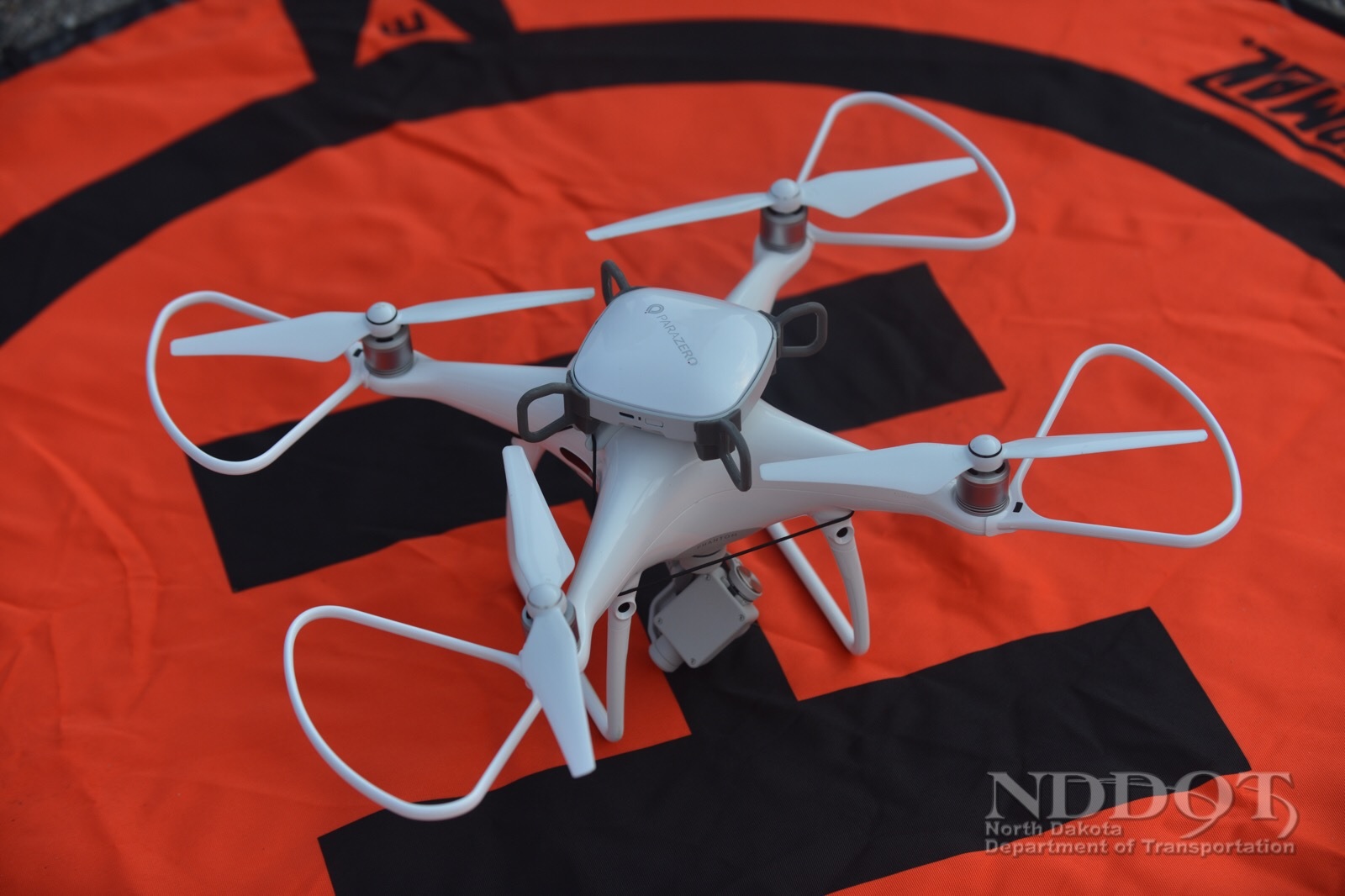 Drone DJI Phantom 4 con paracadute autorizzato a volare sopra le persone, prima volta in USA Drone DJI Phantom 4 con paracadute autorizzato a volare sopra le persone, prima volta in USA