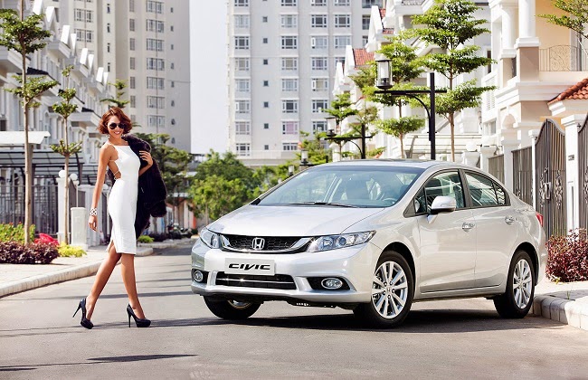 Siêu mẫu Minh Triệu quyến rũ bên Honda Civic mới