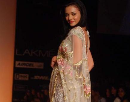 Amy Jackson in Saree Ramp Walk side back pose1 - Amy Jackson walks the ramp for Bhairavi Jaikishan 