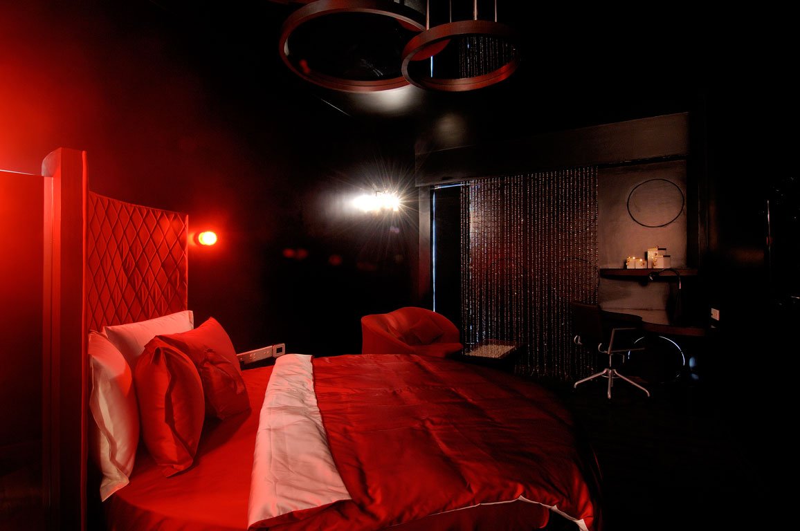 Бордель кровати. Черно красная спальня. Красное освещение в комнате. Спальная комната черно красная. Комната в эротическом стиле.