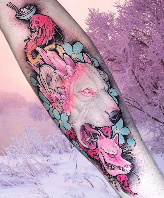 Vemos un Tatuaje anime de color rosa