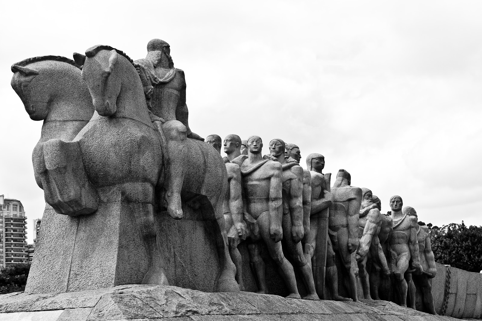 Monumento As Bandeiras Quantas Pessoas Estão Representadas