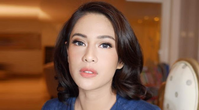 Foto Seksi Cantik Dian Sastrowardoyo Foto Seksi Cantik Dian Sastrowardoyo