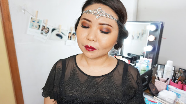 Easy 1920s gatsby inspired makeup tutorial. This can be used for halloween makeup. Dark berry purple lipstick with a warm brown eyes. Using Makeup Revolution Palette flawless matte for the eyes and I will be showing you how to use matte eyeshadow. Learn the basic and easy makeup technique with Theresia Feegy, makeup artist and beautepreneur. How to get an easy vintage daily look and what are the perfect vintage color combination