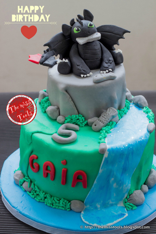 festa dragon trainer e torta sdentato per il quinto compleanno - dragons party and toothless cake for the 5th birthday