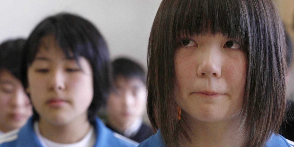 Alumna es obligada a teñir su cabello naturalmente castaño a negro en Japón  | Kpop Replay