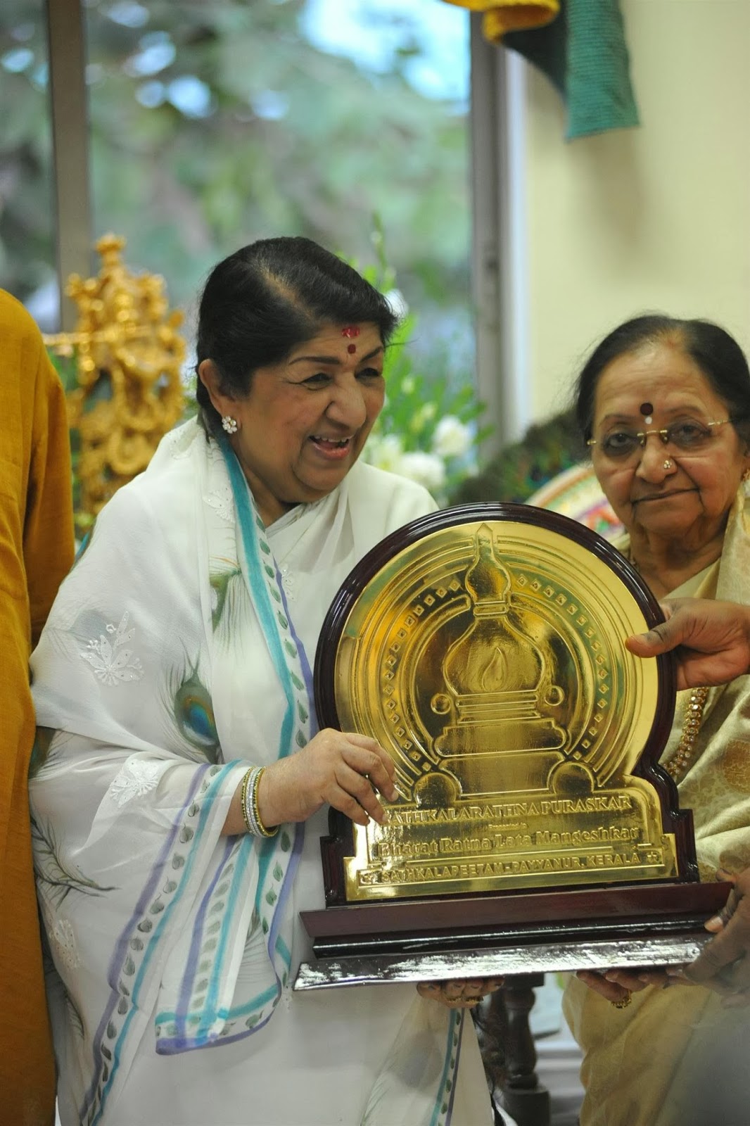 Aa Mere Saathi Aa Lata Mangeshkar: Şarkı Sözleri, Müzik Videoları ve Konserler