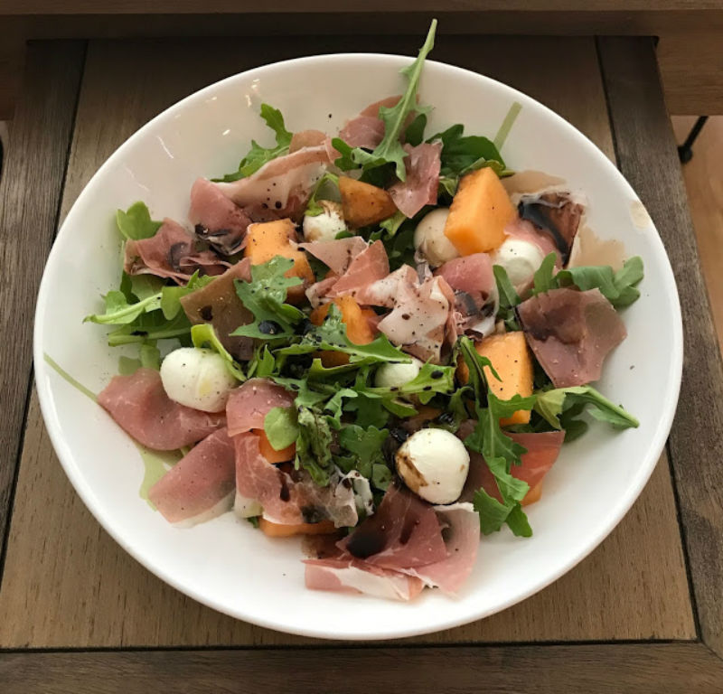 Suburbansavvy Arugula, Mozzarella, Cantaloupe and Prosciutto Salad