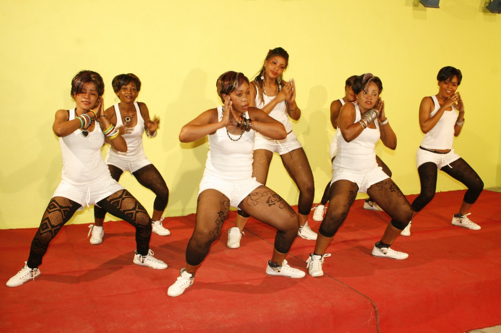 EXTRA BONGO: EXTRA BONGO WAENDELEA KUSHUTI VIDEO YA WIMBO WA FALSAFA YA ...