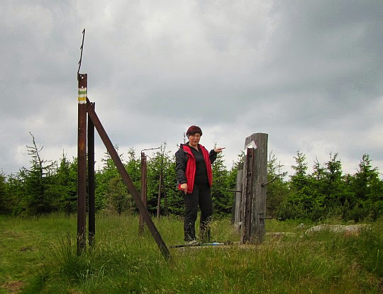 Stóg Izerski (1105 m n.p.m.). Tutaj zostawiamy list dla wędrowców.