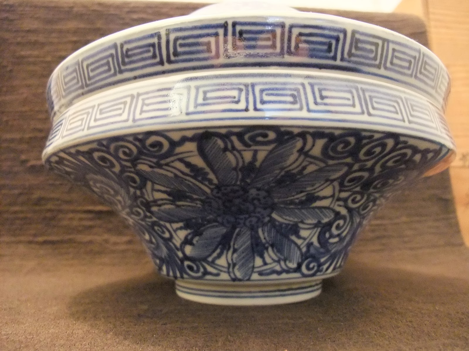 古伊万里幕末線描き牡丹唐草図食籠