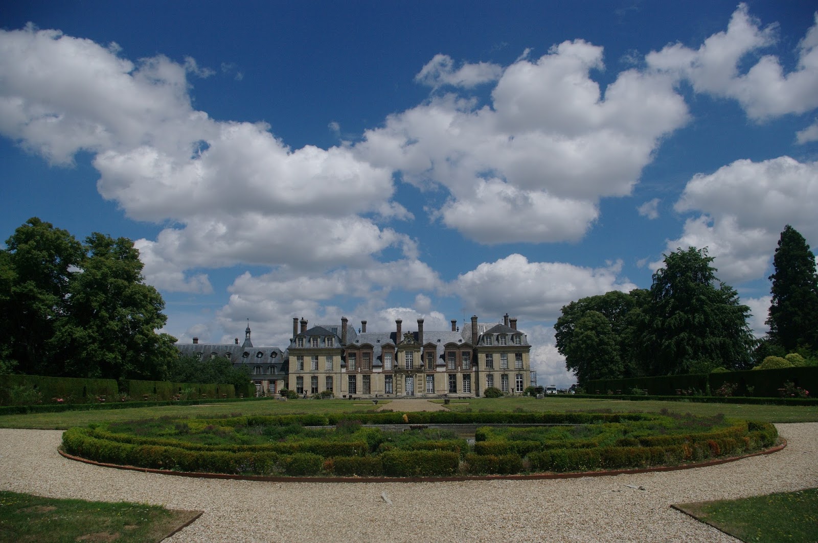 Charmes méconnus du Hurepoix . LE CHATEAU DE THOIRY (Yvelines).