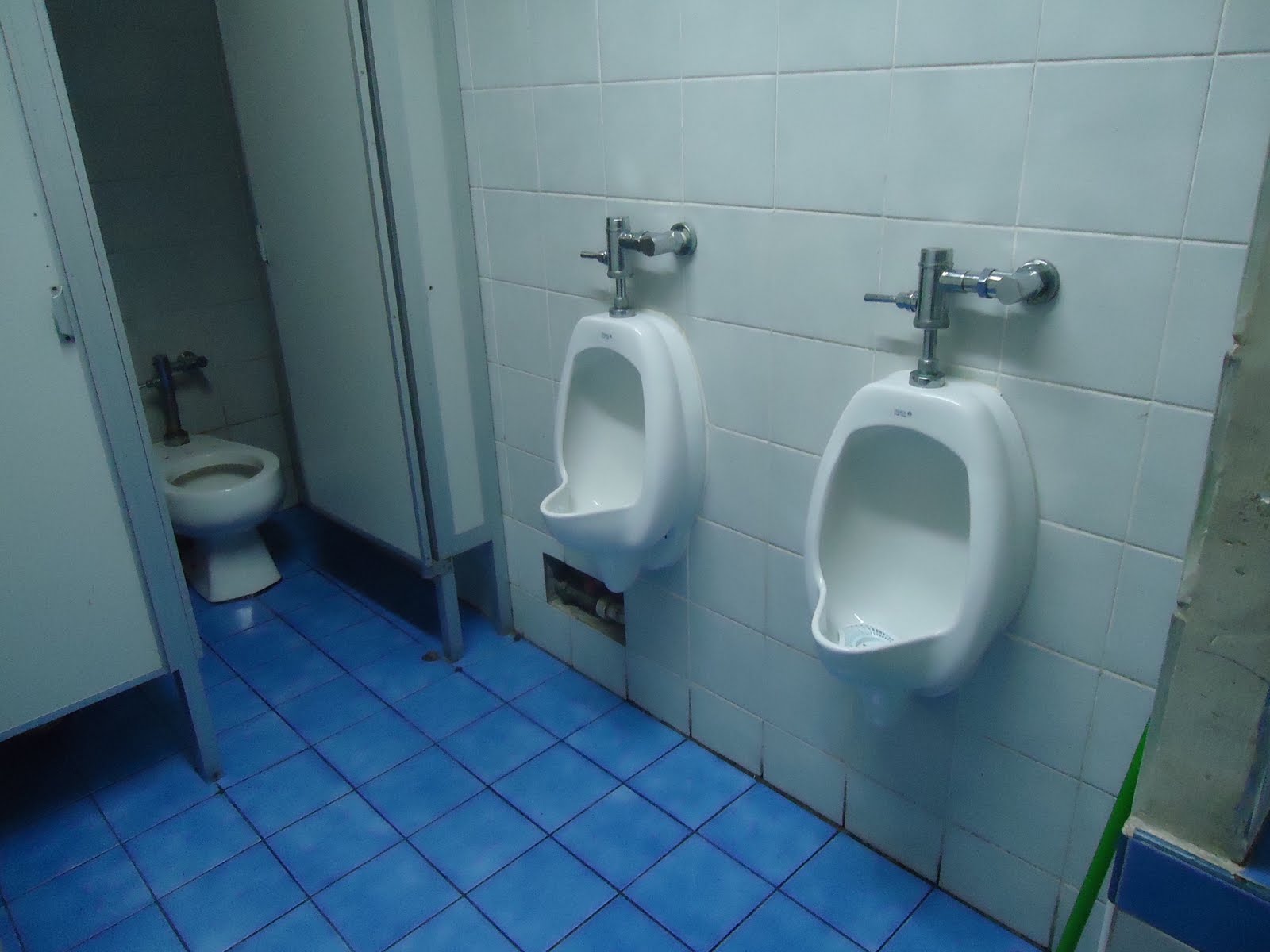 Mientras en los baños de la UPC........: Fotos tomadas por Pablo el