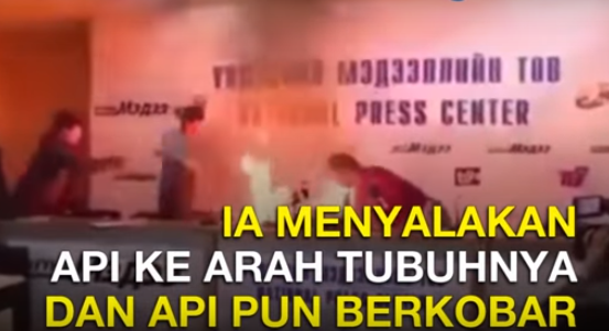 Video : Bakar Diri Demi Rakyat Pemimpin Ini Nekat Bakar Diri Karena Pemerintah Mengabaikan Perusahaannya Video : Bakar Diri Demi Rakyat Pemimpin Ini Nekat Bakar Diri Karena Pemerintah Mengabaikan Perusahaannya
