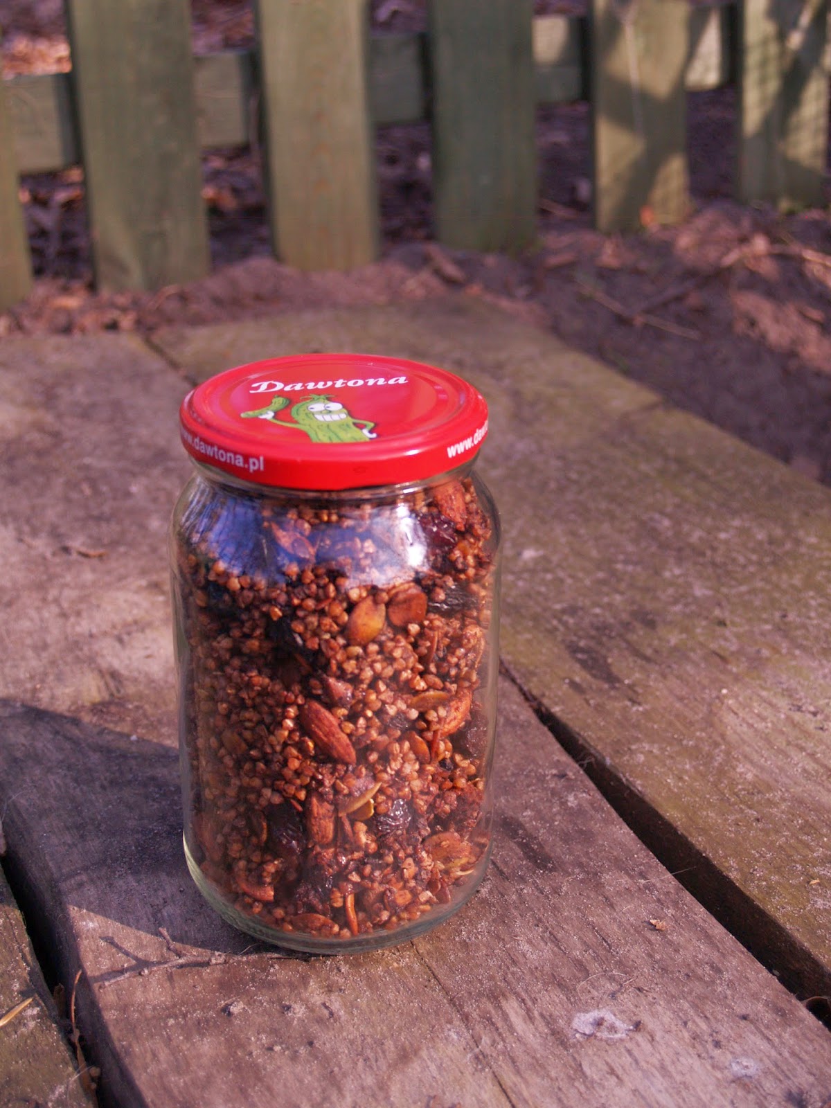 Trzydziestoletnia panna bez dziecka Granola z kaszy gryczanej