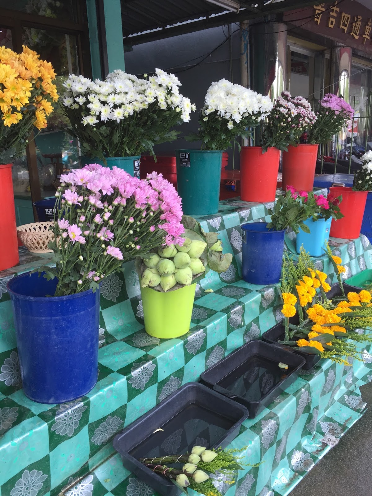 Tim in Thailand Flowers in Phuket Suanluang florist